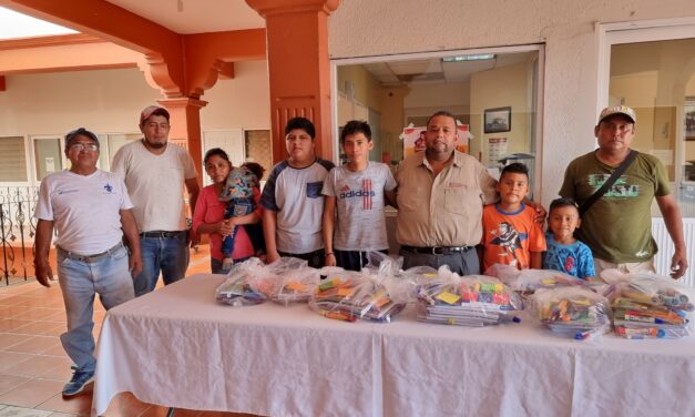 Coatzintla: Apoyan con artículos escolares a hijos de ayudantes del servicio de limpia