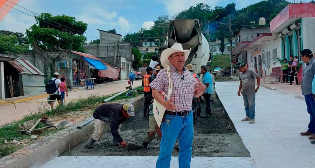 Alcalde de Tepetzintla supervisa obra del boulevard