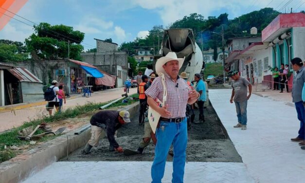 Alcalde de Tepetzintla supervisa obra del boulevard