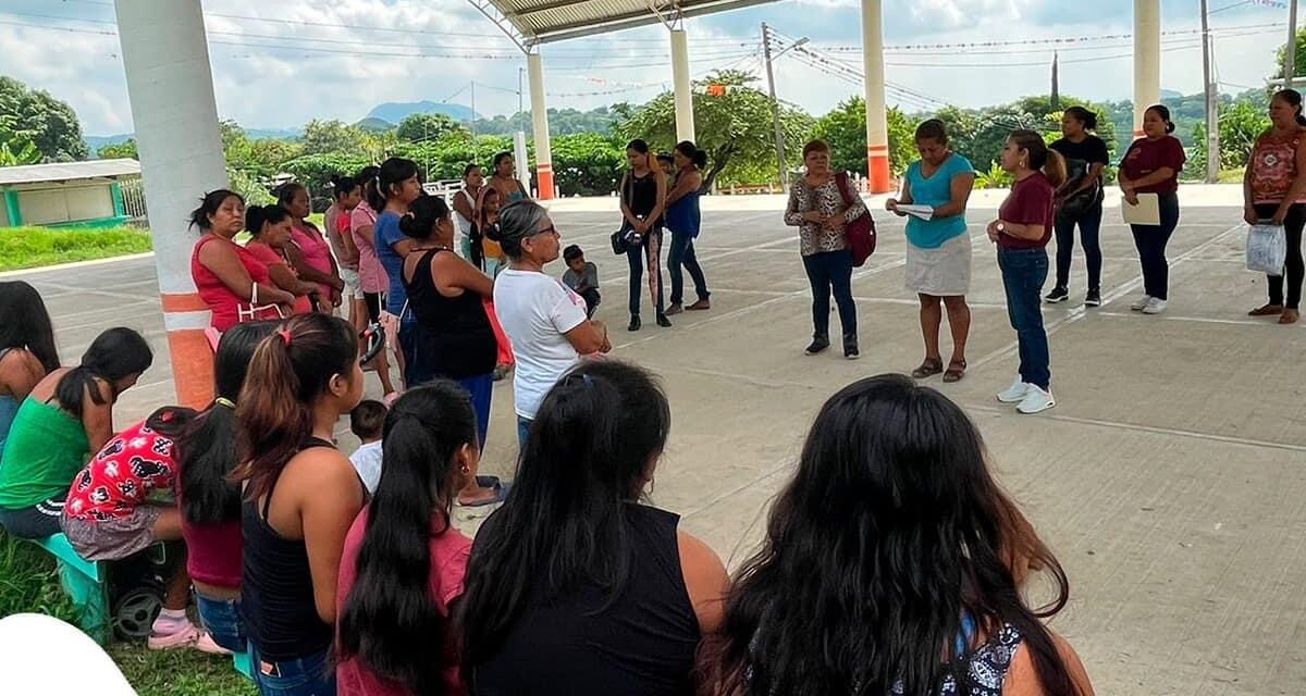 Tepetzintla: Entrega de material para los talleres de bordado