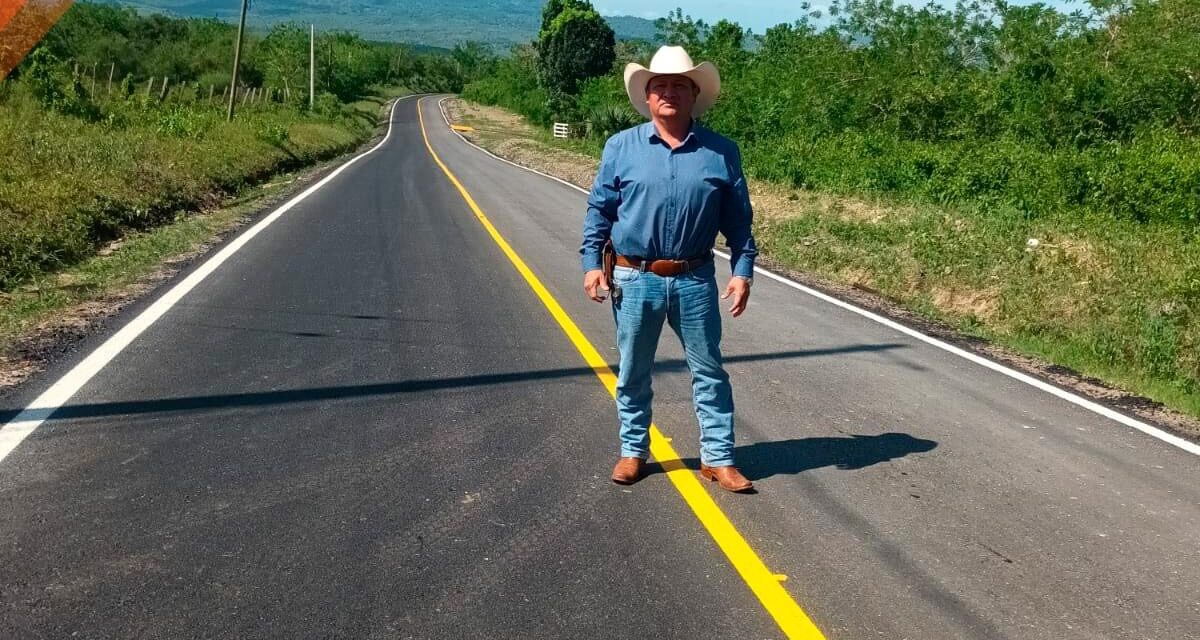 Tepetzintla: Alcalde realiza supervisión de la pintada del asfalto “Tepetzintla – Tecomate”