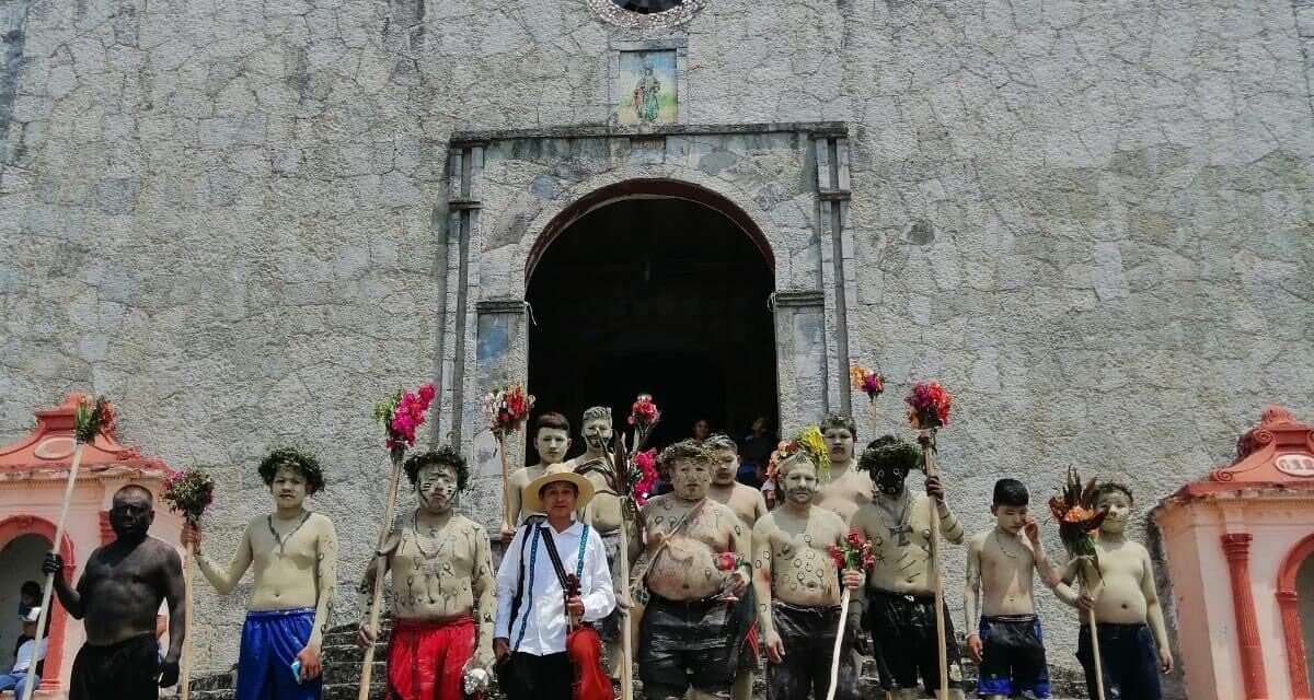 Chontla: presente en el encuentro de danzas y rituales con la danza de Los Mecos o la Bixom Nok’.