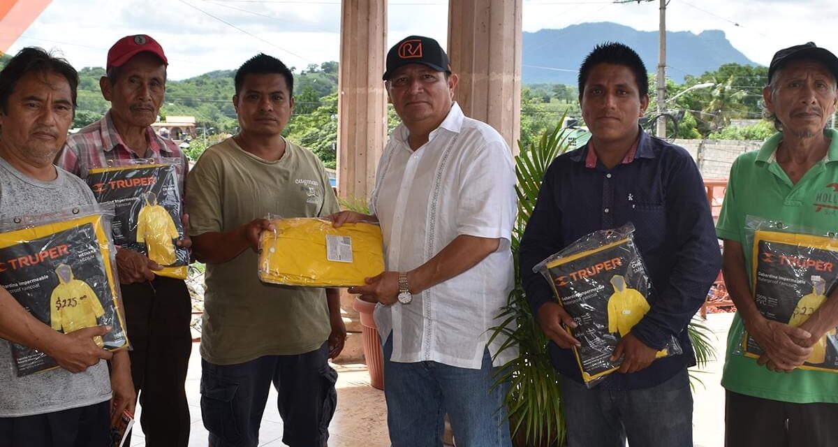 Alcalde de Tepetzintla realiza entrega de Impermeables