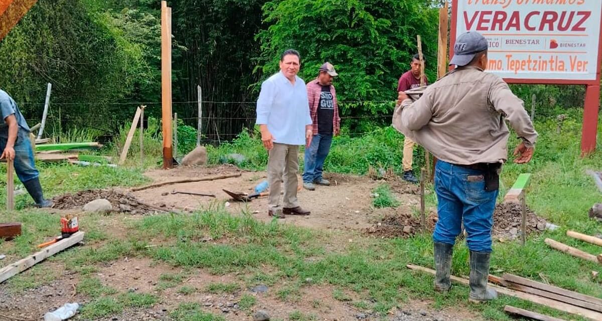 Alcalde de Teletzintla supervisa obra