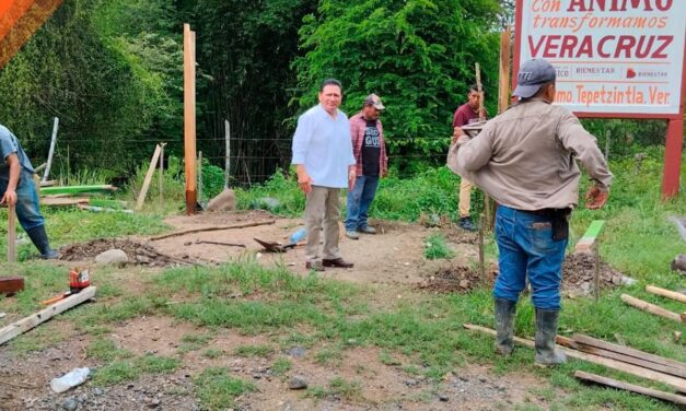 Alcalde de Teletzintla supervisa obra