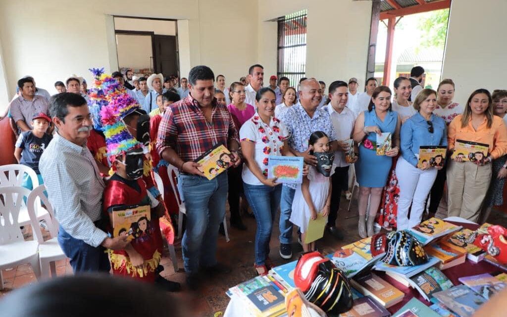 Chontla: entrega dos mil libros para el crecimiento de los niños del municipio