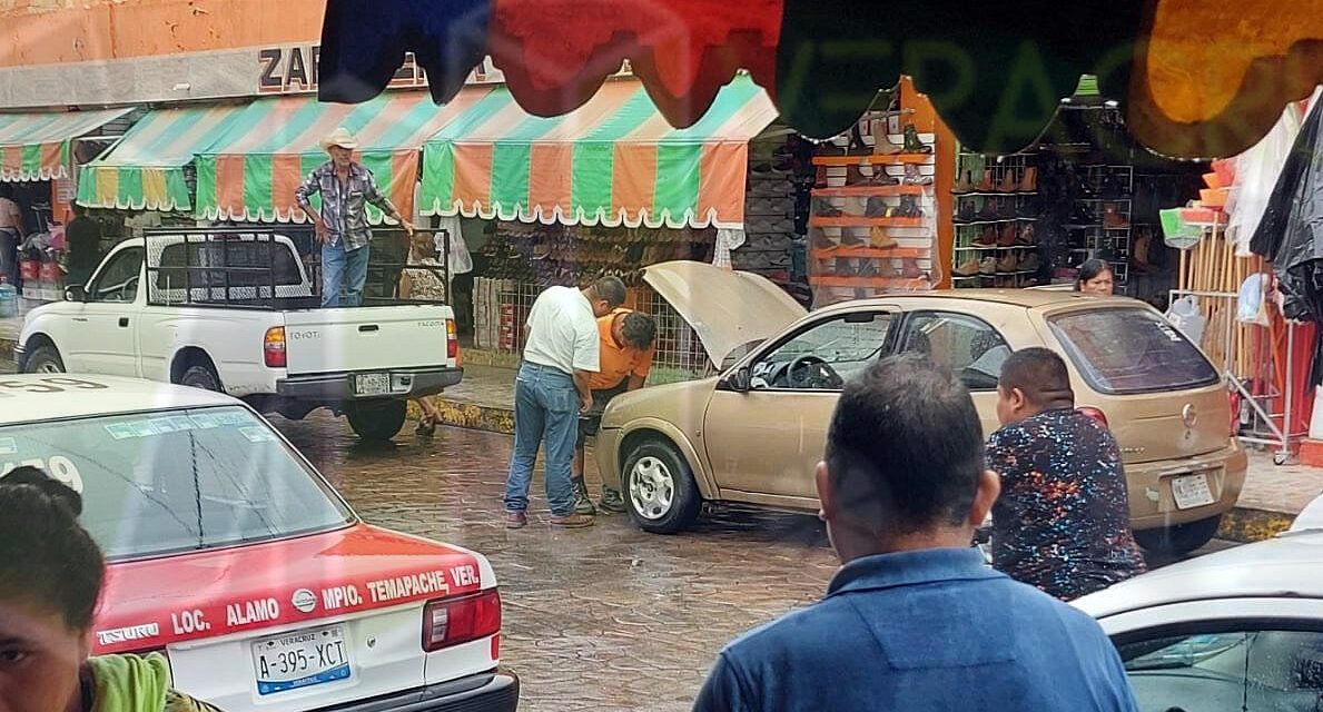 Choque en el Centro de Álamo: Camioneta golpea a un Chevy estacionado