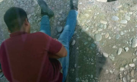 Álamo: Se cae de la moto por culpa de una COLADERA