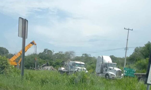 Volcadura de Tráiler Genera Congestión en la Tuxpan-Tampico
