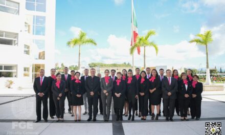 FGE encabeza ceremonia de honores a la bandera