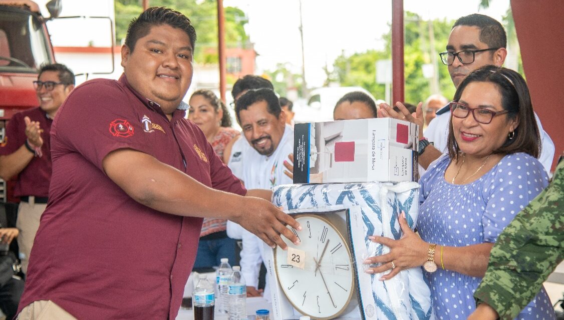 Gobierno de Tuxpan felicitó e hizo un reconocimiento a los bomberos