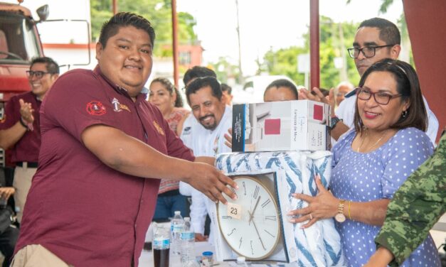 Gobierno de Tuxpan felicitó e hizo un reconocimiento a los bomberos