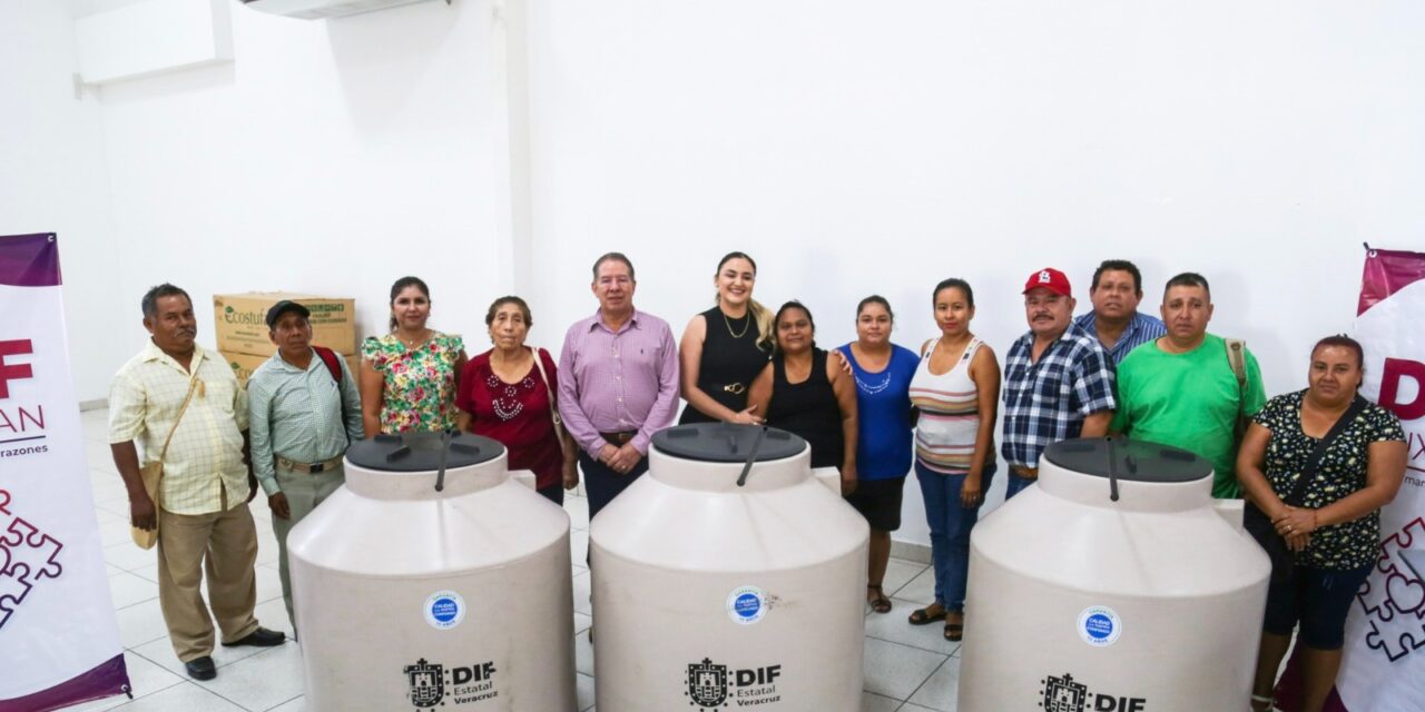 Ayuntamiento y DIF Tuxpan entregaron tinacos, cocinas ecológicas, refrigeradores y paquetes de láminas, a 140 familias de colonias y comunidades