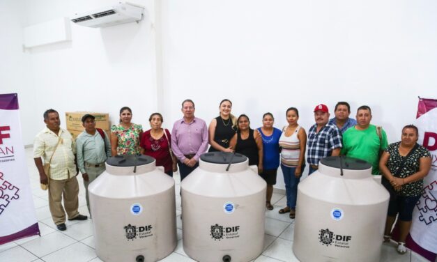 Ayuntamiento y DIF Tuxpan entregaron tinacos, cocinas ecológicas, refrigeradores y paquetes de láminas, a 140 familias de colonias y comunidades