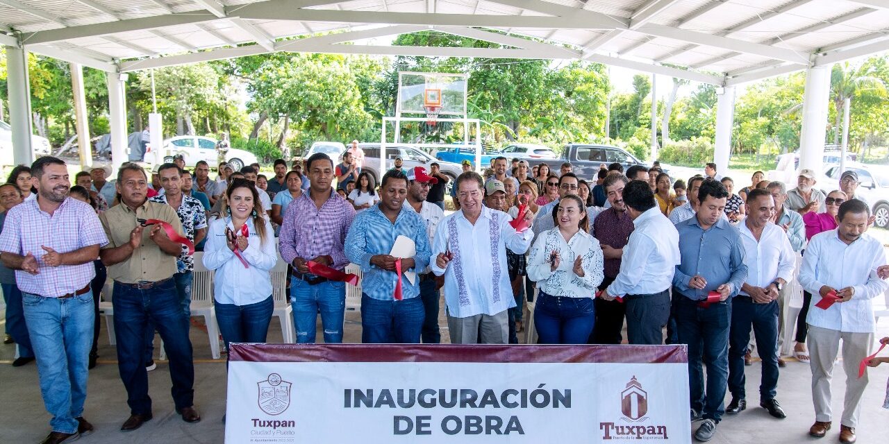 Tuxpan: Gobierno Municipal entrega nueva cancha techada a familias de la comunidad Baltazar