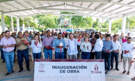 Tuxpan: Gobierno Municipal entrega nueva cancha techada a familias de la comunidad Baltazar