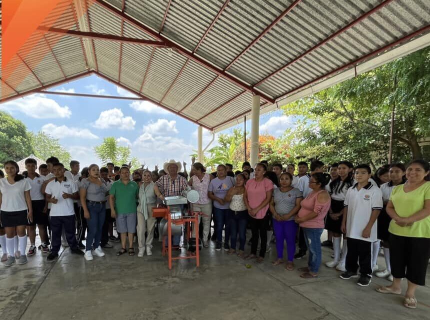 Tepetzintla: Entrega de molino a la telesecundaria