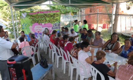 Tecolutla: Convivió con los adultos mayores