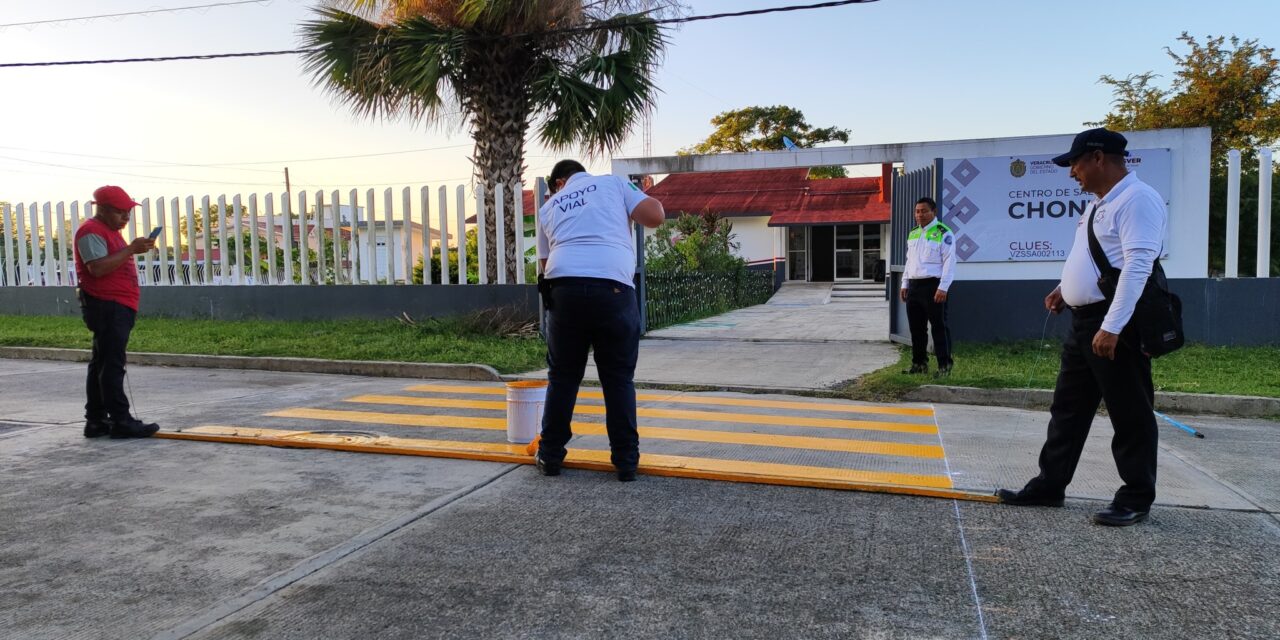 Inician trabajos de señalización vial en diversas calles de Chontla