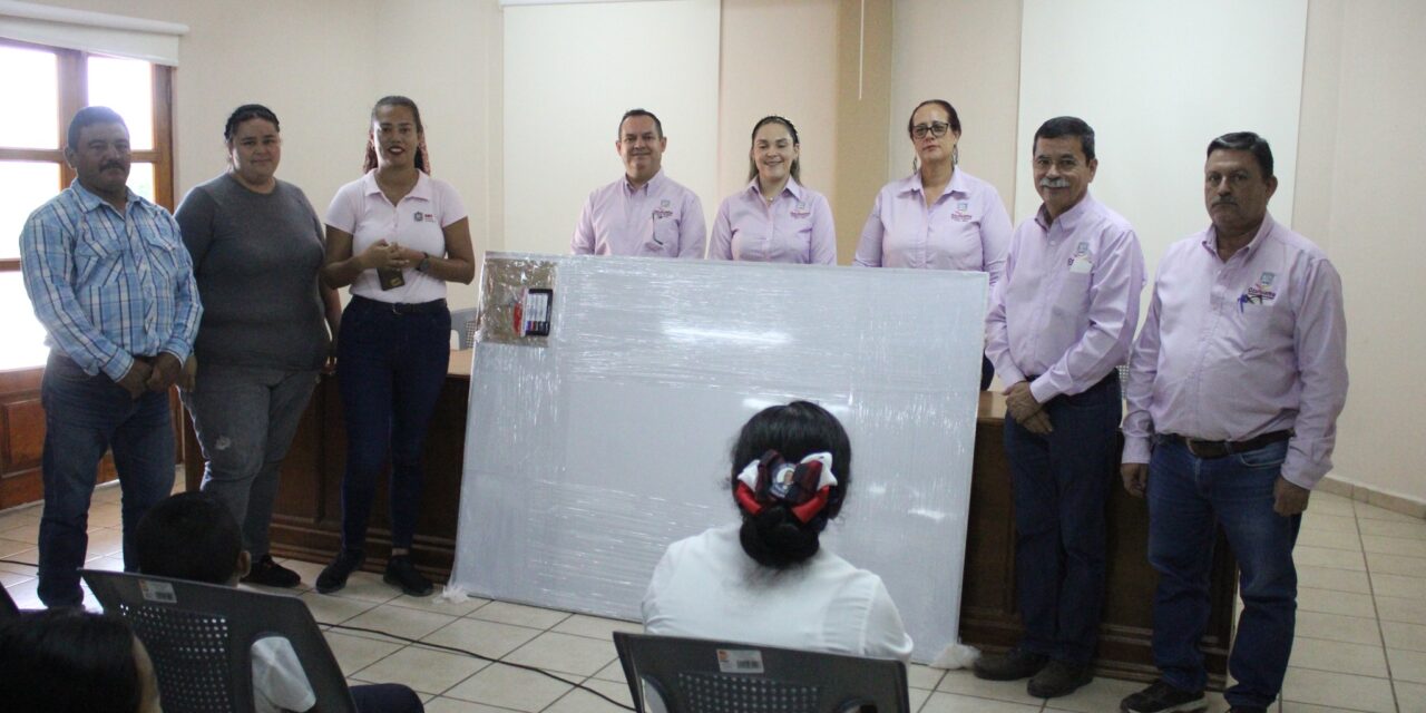 Entrega de Pintarrones a Instituciones Educativas en Ozuluama