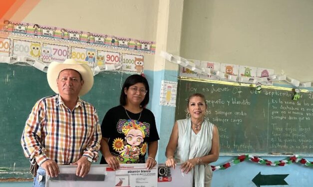 Tepetzintla: Entrega de un Pizarro blanco, en primaria de la comunidad de Xilitla