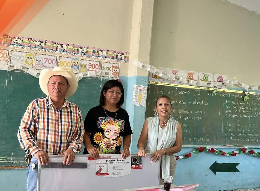 Tepetzintla: Entrega de un Pizarro blanco, en primaria de la comunidad de Xilitla
