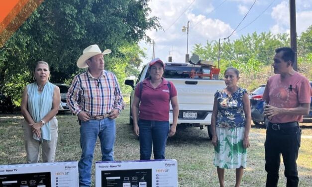 Tepetzintla: Entrega de dos Televisores de 32” para telebachillerato