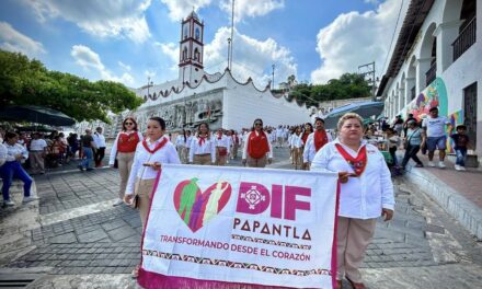 Desfile en el 213 Aniversario de la Independencia en Papantla