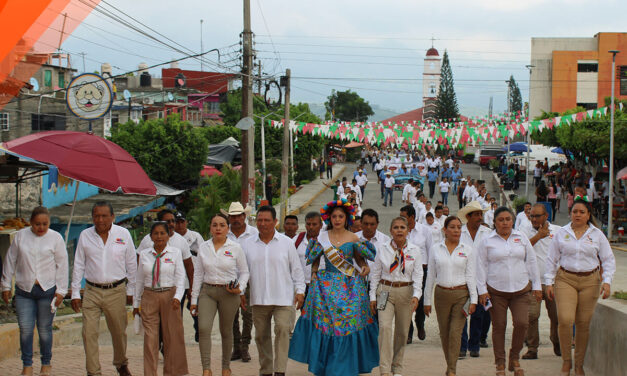 Tepetzintla: Desfile conmemorativo a los 213 años de la independencia de México