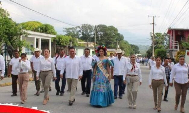 Tepetzintla: Desfile Cívico en el marco del 213 Aniversario de nuestra Independencia
