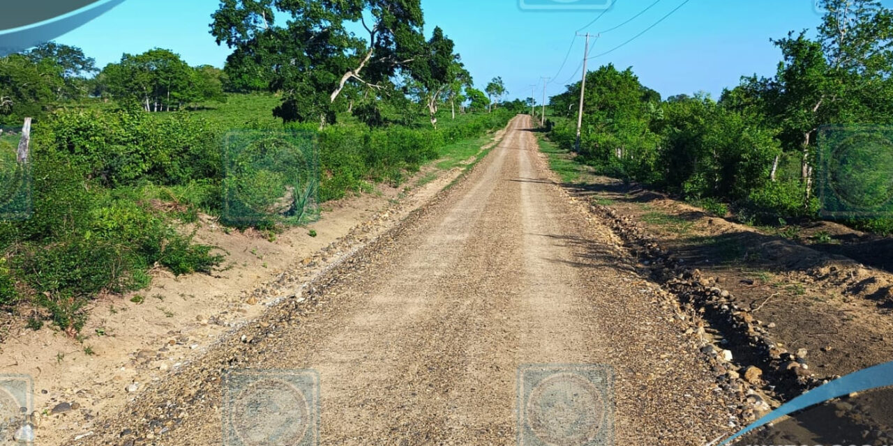 Tantoyuca: Alcalde JGA trabaja sin descanso en apoyo al mejoramiento de caminos