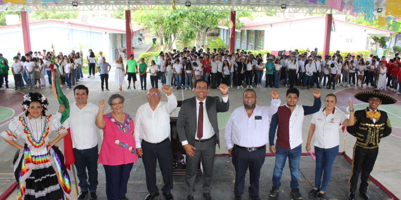 Presidente Municipal Encabeza el «Grito de Dolores» en el COBAEV 32 Coatzintla