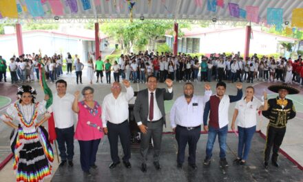 Presidente Municipal Encabeza el «Grito de Dolores» en el COBAEV 32 Coatzintla