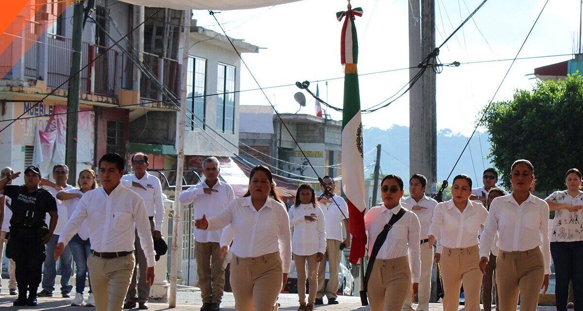 Inician las actividades de la semana en el H. Ayuntamiento de Tepetzintla con Honores a la Bandera