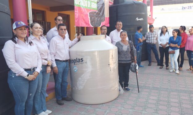Benefician a más de 640 familias de Ozuluama con el programa almacenamiento adecuado de agua Municipal