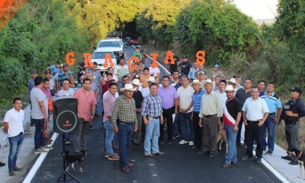 Tepetzintla: inauguración de la construcción de pavimentación con concreto asfáltico segunda y tercera etapa, en el camino tramo la Laja a Juan Felipe