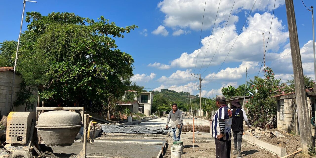 «Ixhuatlán de Madero en Plena Transformación: Pavimentación de Acceso al Centro de Telebachillerato»