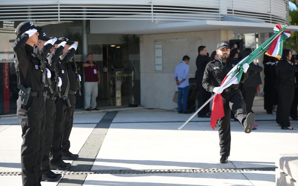 La fiscal general encabeza ceremonia de honores a la bandera