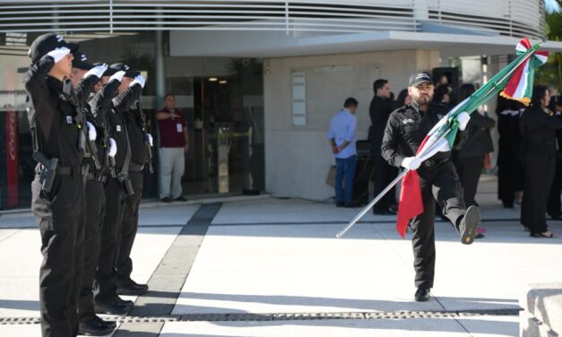 La fiscal general encabeza ceremonia de honores a la bandera