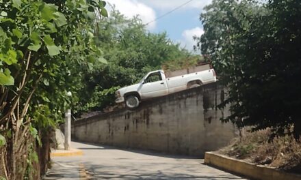 Se salvó de milagro: Camioneta estuvo a punto de caer al vacío en Álamo, Veracruz
