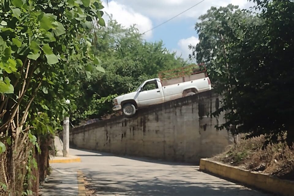 Se salvó de milagro: Camioneta estuvo a punto de caer al vacío en Álamo, Veracruz