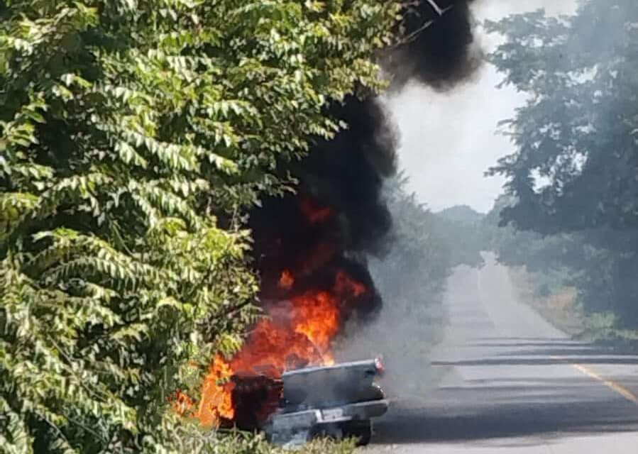 Camioneta Termina Calcada a la Altura de Horcones en Álamo, Veracruz