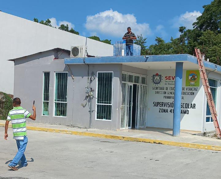 Atienden Rápidamente un Cortocircuito en la Supervisión Escolar en Álamo, Veracruz