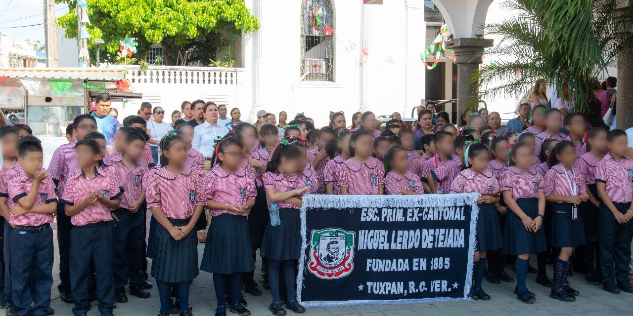 Tuxpan: Autoridades de los 3 niveles de gobierno y el sector educativo participaron en el Lunes Cívico