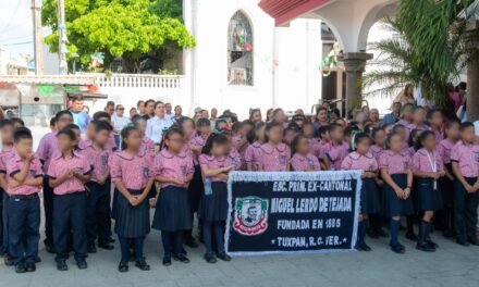 Tuxpan: Autoridades de los 3 niveles de gobierno y el sector educativo participaron en el Lunes Cívico
