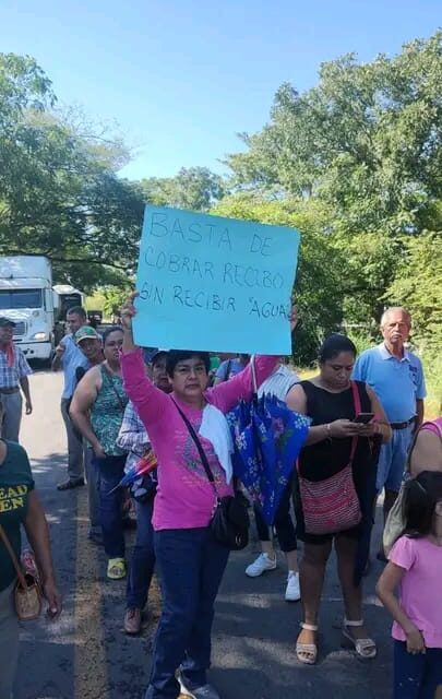 Protestas en Naranjos paralizan la Carretera 180 y amenazan con cerrar la Escuela Abraham Lincoln en demanda de mejoras en el suministro de agua