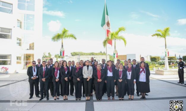 La fiscal general encabeza ceremonia de honores a la bandera