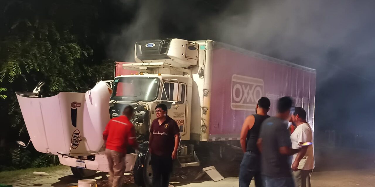 Se incendia camión del Oxxo en Álamo, Veracruz, pero la rápida acción de vecinos y traileros evita tragedia