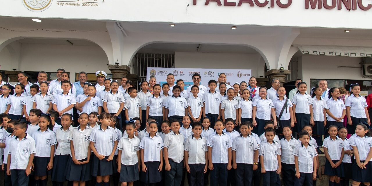 Gobierno de Tuxpan conmemoró en el Lunes Cívico el 202 Aniversario de la Consumación de la Independencia de México