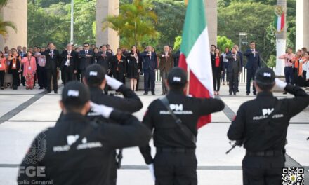 La fiscal general del estado encabeza la ceremonia de honores a la bandera